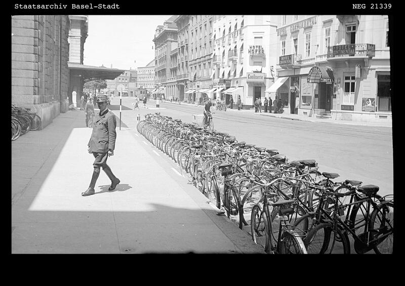 Centralbahnplatz mit einer Reihe von Fahrrädern.
