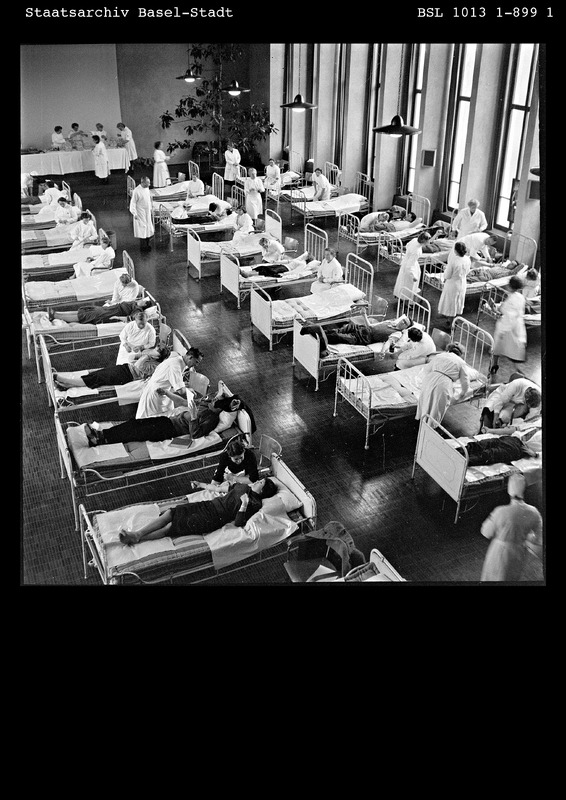 Die Solidaritätsbekundungen für Ungarn im November 1956 waren beinahe grenzenlos. Es gab Fackelzüge, Schweigemärsche, Vorträge und Gottesdienste. Beim Sammeln von Spenden übertraf die Schweizer Bevölkerung alle anderen Länder: Neben Geld- und Sachspenden konnte im November 1956 in der Aula der Basler Universität gar Blut gespendet werden. Gemeinsam mit dem Schweizerischen Roten Kreuz organisierte die Basler Studentenschaft eine Blutspendenaktion für Ungarn, an der rund 1000 Studentinnen und Studenten sowie Angestellte der Sandoz teilnahmen. Die Aula wurde für einen Tag zum Lazarett mit 42 Betten umgebaut, um dem Ansturm gerecht zu werden (Basler Nachrichten, 23.11.1956; National-Zeitung, 25.11.1956).