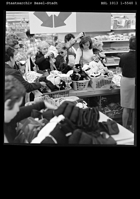 Das grösste Warenhaus der Stadt stand in Kleinbasel, unweit der Mittleren Brücke. Bis 1994 trug es den Namen ‹Rheinbrücke›, ehe es im Zuge eines nationalen Rebrandings in ‹Manor› umbenannt wurde. Die Warenhauskette, Teil eines Genfer Konglomerats, hatte zu Beginn des 21. Jahrhunderts mit neuen Herausforderungen zu kämpfen, beispielsweise den Shopping-Malls in der Agglomeration und dem Internethandel.