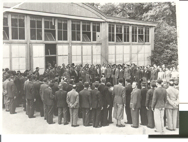 Ab August 1938 stellten die Behörden der ‹Israelitischen Flüchtlingshilfe› ein Haus am Schützengraben 34 zur Verfügung, wo ein Massenlager für die Flüchtlinge eingerichtet wurde. Da die bestehenden Einrichtungen bald zu klein waren, siedelten die männlichen Flüchtlinge ins Sommercasino über. Für die Frauen organisierte der Verein ‹Freundinnen junger Mädchen› ein Haus an der Hammerstrasse 39. Auch die bei Privatleuten wohnenden Flüchtlinge wurden im Sommercasino verpflegt. Auf dem Bild zu sehen ist der tägliche Appell vor dem Sommercasino um 1940.