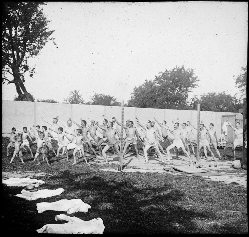 Nicht nur auf dem Monte Verità wurde im frühen 20. Jahrhundert fast unbekleidet geturnt, sondern vielerorts, wo lebensreformbewegte Menschen zusammenkamen, zumal in den Städten – so auch im Sonnenbad des Basler Naturheilvereins auf Binninger Boden. Der Schatten des Baumes blieb ungenutzt, denn der Körper sollte Luft und Sonne ausgesetzt sein. Gymnastik kräftige, Licht heile, die Sonne desinfiziere, so lauteten die Devisen. Trainiert wurde generationenübergreifend, aber geschlechtergetrennt.