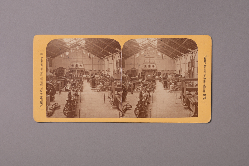 Die Fotografie zeigte bereits ihr Potenzial als Werbemittel: für die Ausstellung als Ereignis und für die ausstellenden Firmen. Nicht zuletzt bewarb Adam Varady damit sich selbst. Als einer von damals zehn Fotografen in Basel pries er auf der Rückseite der Stereofotografie seine Dienste und die Vielseitigkeit des noch jungen Mediums an: «für Ansichten, Volkstrachten, Genre etc. etc.»