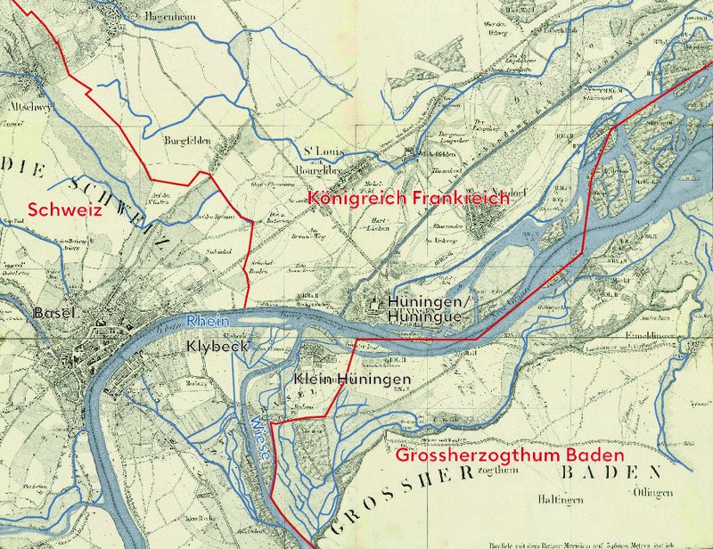 Ausschnitt aus der ‹Topographischen-Carte des Rheinstromes und seiner beiderseitigen Ufer von Hüningen bis Lauterburg oder längs der französisch-badischen Gränze; [...] gezeichnet im Bureau der Grossherzoglich Badischen Rheingränz-Berichtigungs-Commission›. Die aus achtzehn Blättern bestehende Karte wurde in den 1820er-Jahren im Zuge der Planungen zur Rheinkorrektion angefertigt (ausgewählte Wasserläufe und politische Grenzen nachträglich koloriert).