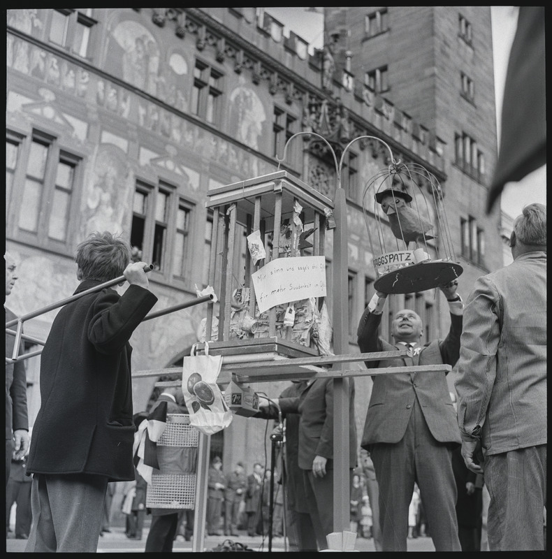 Tausende beobachteten, wie SP-Regierungsrat Max Wullschleger am 20. Mai 1967 symbolträchtig den letzten «Dreckspatz» in einen Käfig steckte und hochhielt. Daraufhin montierte der Magistrat eigenhändig den 350. Papierkorb. Eine Sauberkeitsparade umrundete derweil den Marktplatz und präsentierte alle Elemente der Stadtreinigung, vom Strassenwischer über historische Eimer bis hin zum modernen Reinigungsfahrzeug. Ein Umdenken im Umgang mit Ressourcen löste die Aktion nicht aus. Die Abfallproduktion nahm in den Folgejahren weiter zu. Obwohl in der Stadt Ende der 2010er-Jahre über 1500 öffentliche Abfalleimer standen, landete immer noch ein Drittel der Abfälle auf dem Boden.