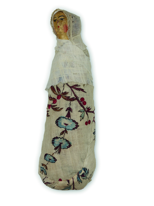 Das ‹Lumpeditti› ist eine Spielzeugpuppe mit einem Kopf aus Papiermaché, wie er im 18. Jahrhundert aufkam. Der Körper der Puppe war aus dem Rest eines Indienne-Stoffes gefertigt.