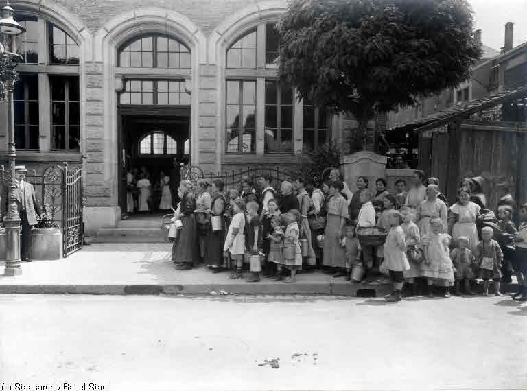 Zur Versorgung der notleidenden Bevölkerung entstanden Volksküchen, in denen Suppe, Gemüse und Brot für wenig Geld erhältlich war.