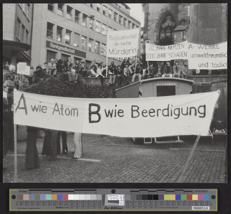 Basel war ein Zentrum der Anti-Atombewegung, zu deren bekanntesten Gesichtern zählte der spätere Basler Nationalrat Hansjürg Weder, Mitbegründer des Nordwestschweizer Aktionskomitees gegen Atomkraftwerke. Ein wichtiger Ort des Protests war die hier abgebildete Pforte vor der Barfüsserkirche, die Jugendliche als «Klagemauer» bezeichneten. Unweit von Basel manifestierte sich der gesellschaftlich breit abgestützte Widerstand: In Kaiseraugst demonstrierten 1975 Tausende auf dem Areal des geplanten AKW.