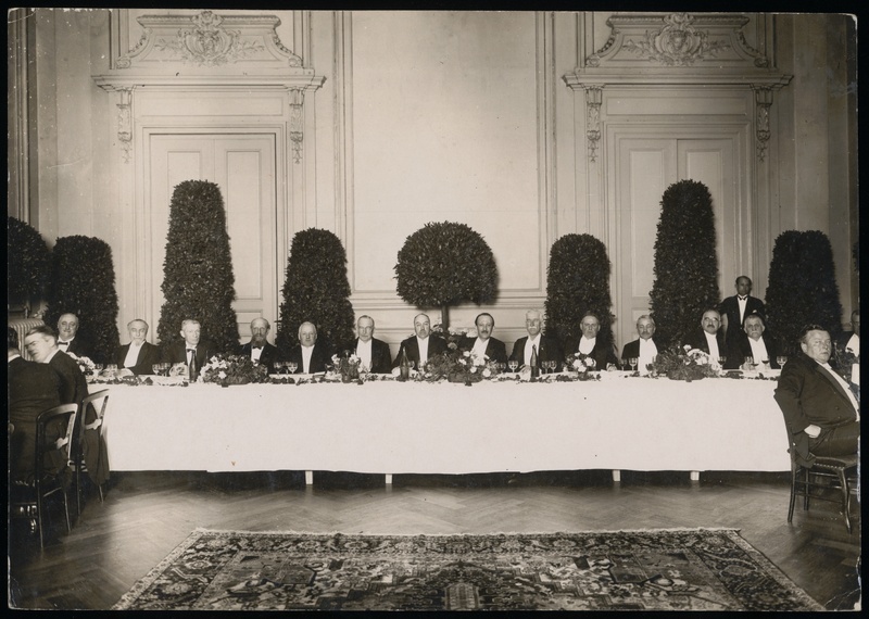 Anlässlich der ersten Versammlung des BIZ-Verwaltungsrats lud der Kanton Basel-Stadt zu einem Bankett mit «rund 100 Gedecken» ein. Zu den illustren Gästen zählten nebst den Verwaltungsräten und Delegierten
der Gründerstaaten auch ein Bundesrat, die Führungsriege der Schweizerischen Nationalbank und «eine Reihe prominenter Vertreter von Bankenwelt, Handel und Industrie». Der basel-städtische Regierungsrat erschien vollständig (National-Zeitung, 23.04.1930).