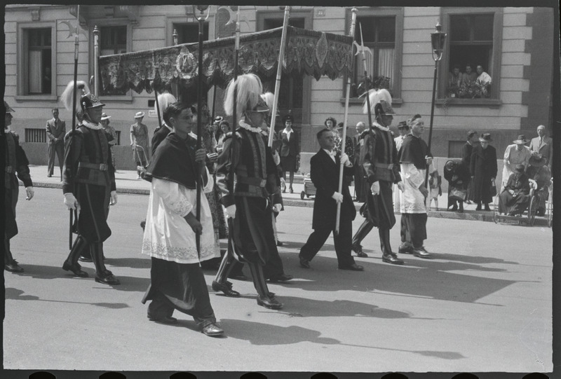 Für alle sichtbar: 1943 zogen die Kleinbasler Katholiken und Katholikinnen mit ihrer Fronleichnamsprozession durchs Quartier. Solche Prozessionen stellten den Katholizismus mitsamt seinen ausladenden Riten in der reformierten Stadt öffentlich zur Schau.