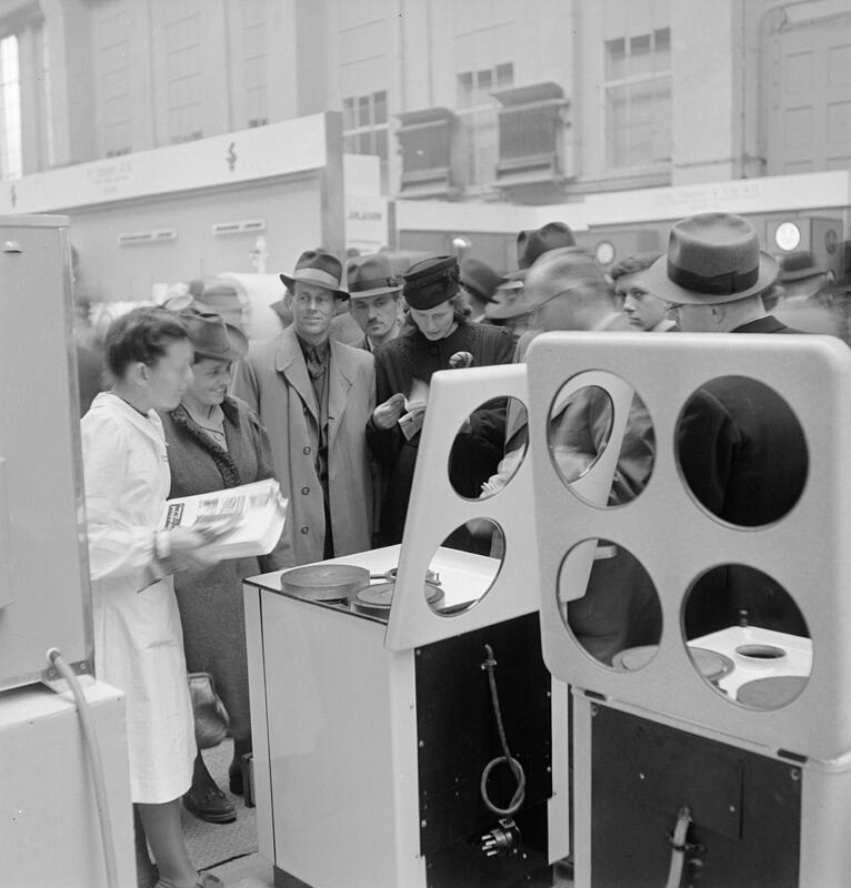 Mustermesse Basel (Muba): BesucherInnen vor elektrischen Kochherden.
