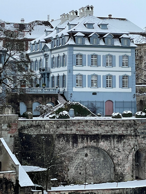 Johann Jacob Fechter und einige andere Architekten prägten mit barocken Um- und Neubauten im Auftrag reicher (Transithandels-)Kaufleute, Fabrikanten und Vertreter der Obrigkeit das Gesicht der Stadt nachhaltig.