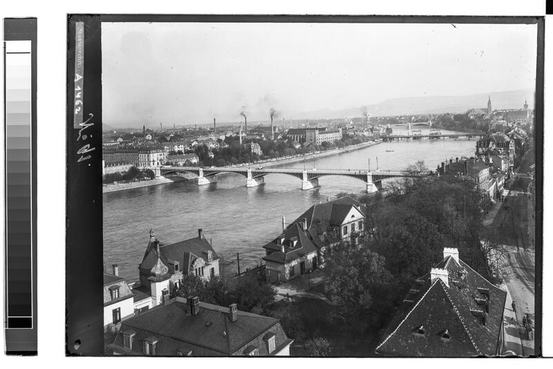 Ab 1882 führten die Johanniterbrücke (vorne), die Mittlere Brücke und die Wettsteinbrücke über den Rhein. Sie vereinfachten den Alltag für Menschen und Handel und sorgten für eine gerechtere Erschliessung der Stadtteile.