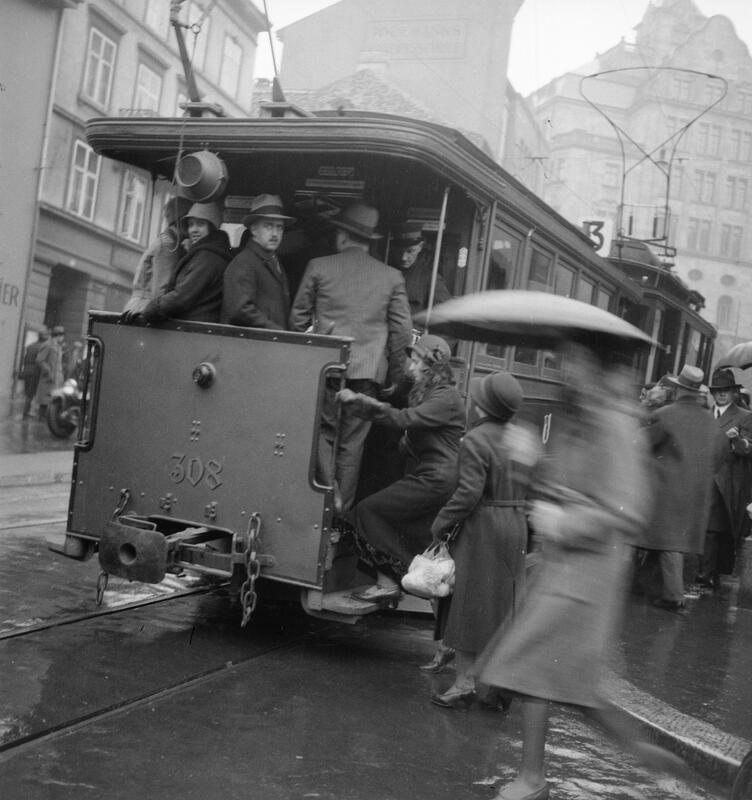 Stadtansicht: Menschen steigen in eine Tram der Linie 3, Tramwagen hinten mit Stehfläche.