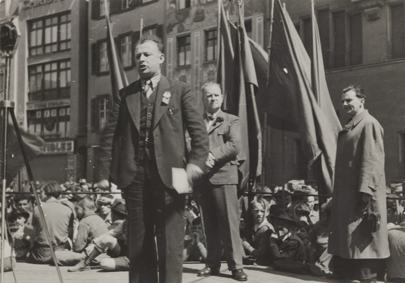 1935 führten SP und KP erstmals seit Jahren wieder gemeinsam die 1. Mai-Feier durch. Schneiders Zusammengehen mit der KP war jedoch strategischer Natur. Der ehemalige Kommunist, der die Sozialdemokraten als «sozialpatriotische Verräter» beschimpft hatte, wurde in der Nachkriegszeit zu einem überzeugten Antikommunisten, der gar den Ausschluss der Kommunisten aus dem Staatsdienst forderte.