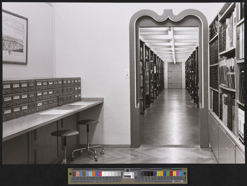 Im 20. Jahrhundert produzierte die stark wachsende Verwaltung immer mehr Material. Seit Jahrhunderten wurden die zu Verwaltungszwecken erstellten Schriften – neben anderen Urkunden, Nachlässen und Bildern – im Staatsarchiv aufbewahrt, das seit 1899 am Martinskirchplatz domiziliert war. Eine grundlegende Sanierung in den frühen 1960er-Jahren sorgte nicht nur für bessere Ordnung, sondern schuf auch mehr Platz für die wachsenden Aktenberge.