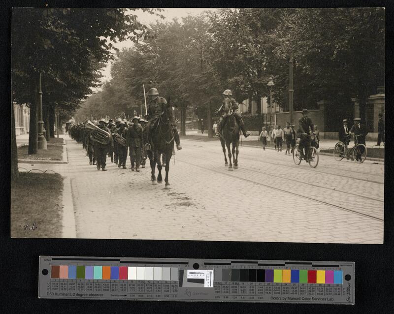Generalstreik in Basel 1.-9. August 1919. Eidgenössisches Militär, Infanterie und Kavallerie.
