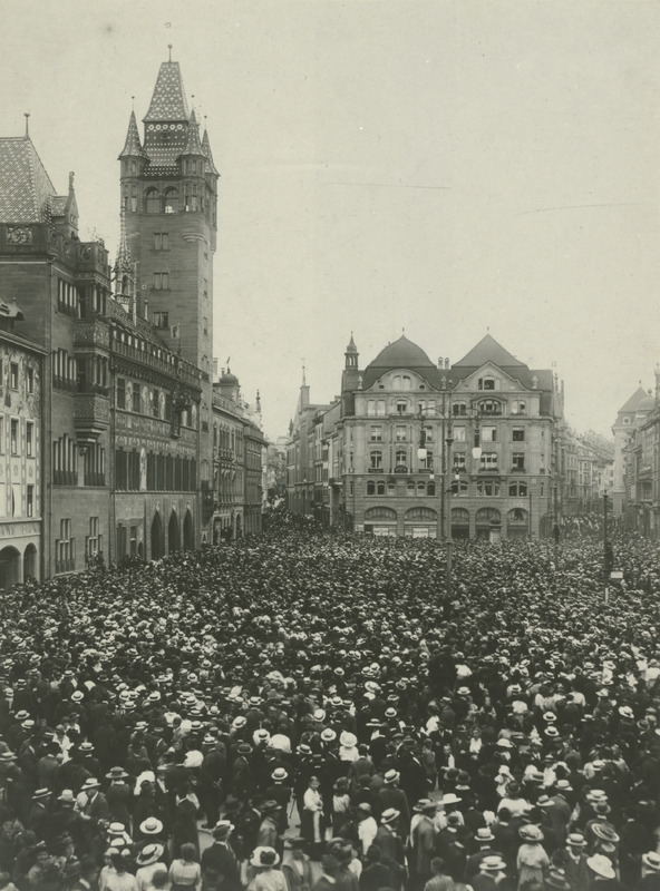 Der Marktplatz vermochte die riesige Menschenmenge am Donnerstag, dem 30. August 1917, kaum zu fassen: Über 15 000 Menschen folgten dem Aufruf der organisierten Arbeiterschaft, die Arbeit für einen halben Tag niederzulegen und gegen die anhaltende Teuerung zu demonstrieren.