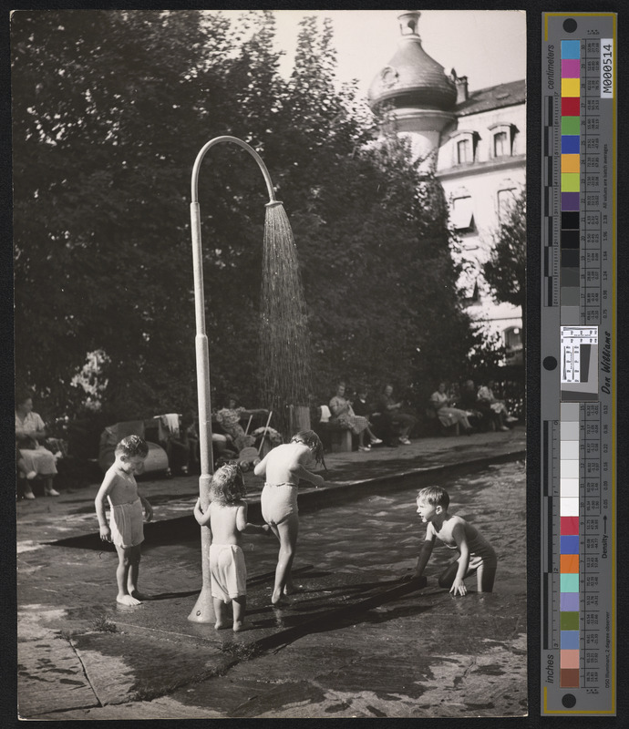 In zahlreichen Fotografien liess die Stadtgärtnerei das Leben in den Basler Parkanlagen dokumentieren – fast als gelte es, die vielfältigen Nutzungsmöglichkeiten zu bewerben.