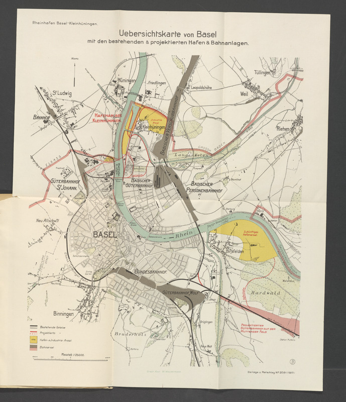 Dem Ratschlag zur «Erstellung eines Rheinhafens in Kleinhüningen» wurde ein Plan mit den bestehenden und geplanten Hafen- und Bahnanlagen der Region beigelegt: Gelb hinterlegt sind die projektierten Anlagen in Kleinhüningen (oben) und in Birsfelden (weiter unten, rechts). Schwarz eingezeichnet sind die Geleise der Eisenbahnen, die einen Kreis um die Stadt bilden mit Verbindungen Richtung Elsass, Südbaden und der Schweiz. Grau hinterlegt an den Rändern der Stadt sind die Dimensionen des Ausbaus der Badischen Eisenbahn und die immensen Schienenfelder von Güter- und Rangierbetrieben sichtbar.