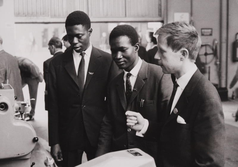 In der Nachkriegszeit begannen sich die Länder des globalen Südens für gerechtere Regeln im internationalen Warenaustausch einzusetzen. Geeint traten sie an der ersten Welthandelskonferenz der Vereinten Nationen in Genf auf. Von der Basler Regierung und der Mustermesse wurden sie zu einer «Besichtigung der grossen Leistungsschau der schweizerischen Produktion» eingeladen (Basler Nachrichten, 20.04.1964; National-Zeitung, 20.04.1964).