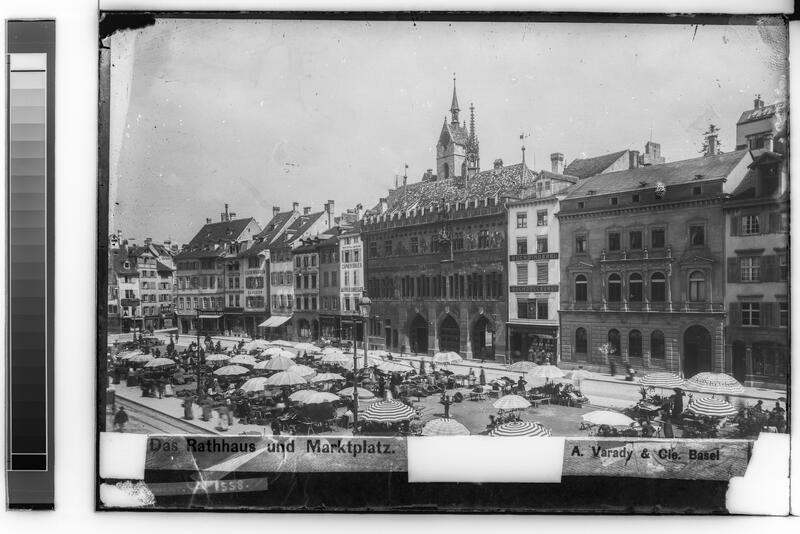 Marktszenen auf dem Marktplatz und Rathaus (alt).