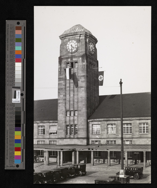 Als nach der «Machtergreifung» der Nationalsozialisten 1933 erstmals die Hakenkreuzfahne über dem Badischen Bahnhof wehte, gingen in Basel die Wogen hoch. Kommunistische Demonstranten versuchten vergeblich, die Fahne herunterzureissen, worauf es im Kleinbasel zu regelrechten Strassenschlachten kam und die Polizei einschreiten musste. Der Regierungsrat ersuchte den Bundesrat deshalb, das öffentliche Hissen von Hakenkreuzfahnen zu verbieten. Dieser lehnte das Begehren der Basler Regierung jedoch ab (Richers 2008).