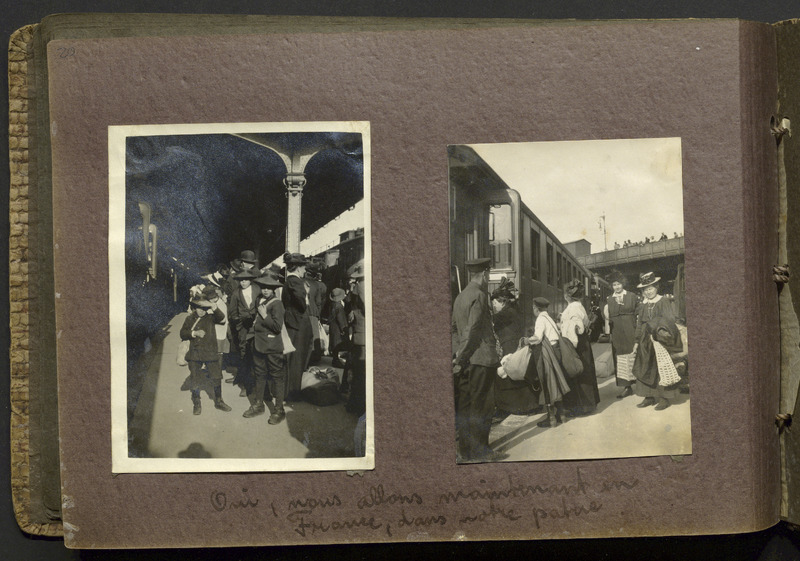 An den Bahnhöfen in Basel, aber auch in Schaffhausen oder Genf trafen 1917 Kriegselend, humanitäre Hilfe und die Neugier der Kriegsverschonten aufeinander. Als der Menschenauflauf zu gross wurde, vergab das ‹Basler Heimschaffungskomitee› eine beschränkte Anzahl Zutrittskarten zu den Perrons. Nun schauten die Baslerinnen und Basler von der Margarethenbrücke aus zu, wie die Evakuierten die Züge nach Frankreich bestiegen. Fotograf der Bilder war der Sanitätssoldat Jules Rhein, der zur Betreuung von Kriegsflüchtlingen abkommandiert war und seine Erinnerungen in einem Fotoalbum dokumentierte.