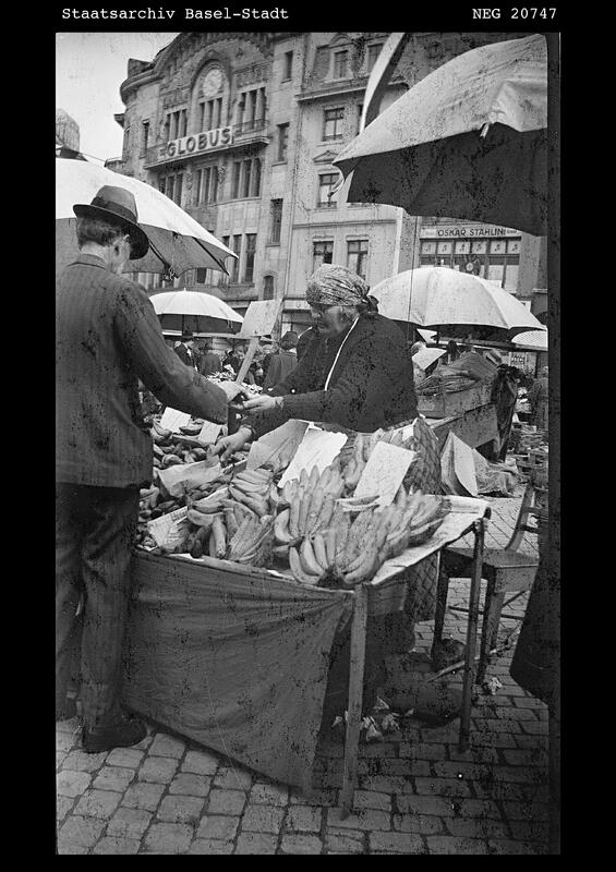 Bananenverkäuferin und Kunde auf dem Marktplatz.