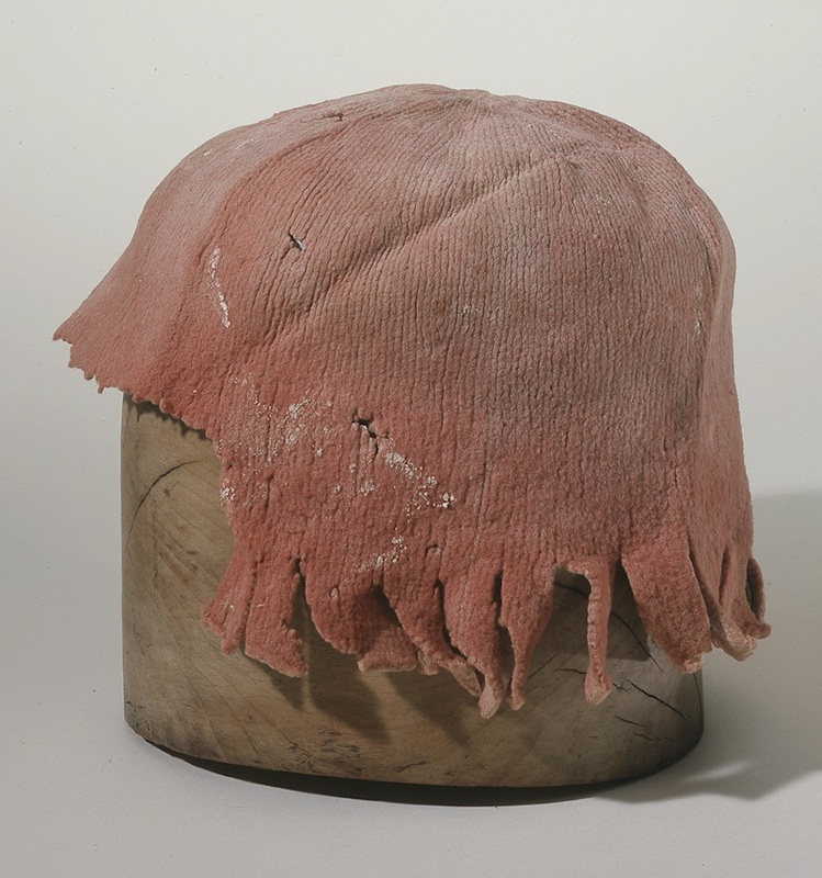 Ein Handwerker hat die Mütze wohl in einem Hohlraum der Kirche von St. Leonhard vergessen, als er dort Arbeiten ausführte. Die gestrickte Wolle war gefilzt und eingeschnitten (Ribbert 2003, S. 23 f.).