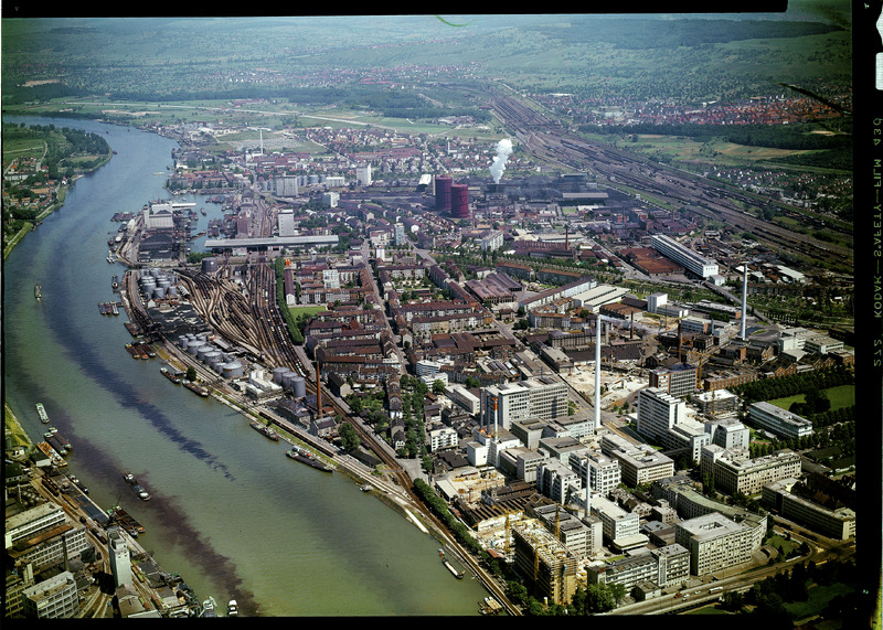 Die Verschmutzung des Rheins durch Industrie und Schifffahrt war ein langanhaltendes Phänomen in Basel-Stadt. National galt der Kanton als Schandfleck des Gewässerschutzes und zuweilen auch als eine Peinlichkeit gegenüber den stromabwärts gelegenen Nachbarländern. Während Jahrzehnten versäumte die städtische Politik den Bau von Kläranlagen, sichtbar machten die Missstände insbesondere Abfallstoffe der Basler Chemie, die direkt in den Fluss gelangten und diesen verfärbten. Erst 1982, dem gesetzlich letztmöglichen Zeitpunkt, verfügte Basel über Anlagen zur Reinigung der industriellen und städtischen Abwässer.