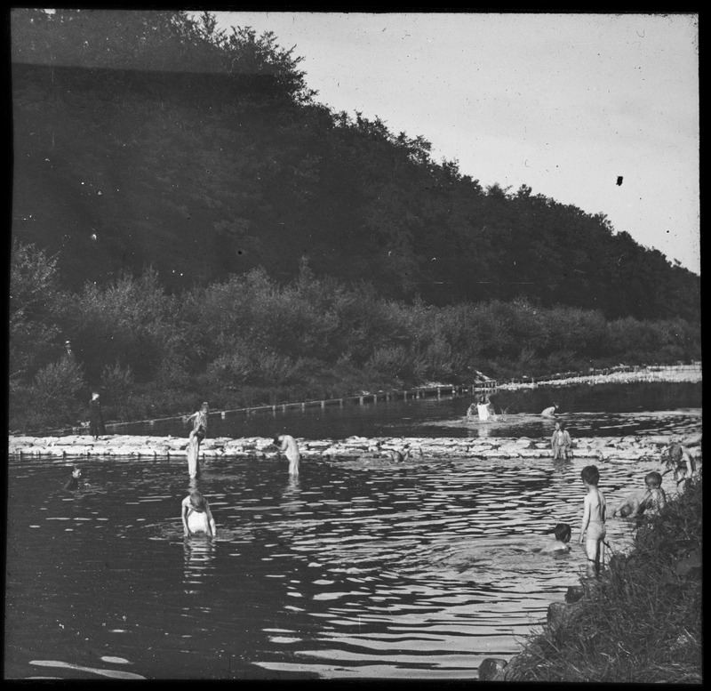 In der Wiese badeten ausschliesslich Kinder und Männer. Die Frauen gingen in die neue Badanstalt, wo sie allerdings nur zu bestimmten Zeiten zugelassen waren, denn die Badezeiten waren nach Geschlechtern unterteilt (StABS, Bau T4, Teichbadanstalt im Egliseeholz, Eglisee, 1907–1924).
