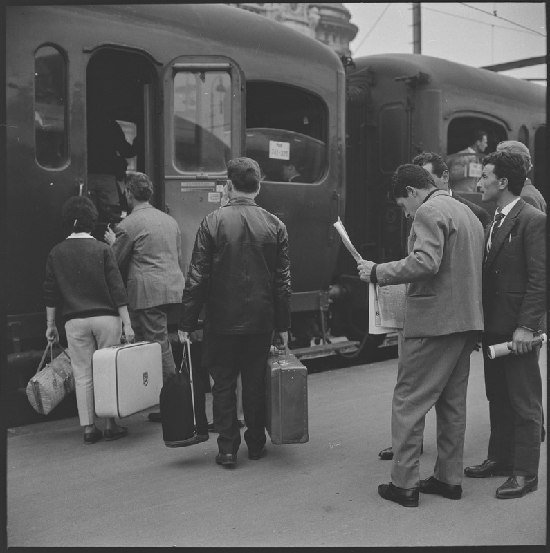 In Basel wohnhafte Italienerinnen und Italiener bestiegen am 26. April 1963 am Bahnhof SBB einen der zahlreichen Sonderzüge, die sie in die Heimat zurückbrachten: In Italien standen Senatswahlen an und den Staatsbürgern im Ausland sollte eine Teilnahme ermöglicht werden. Im Gegensatz zu den Schweizerinnen waren die Italienerinnen seit 1946 wahlberechtigt.