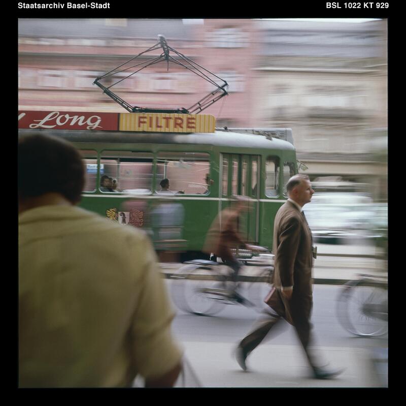 Ein Mann läuft auf dem Marktplatz, 1963.
