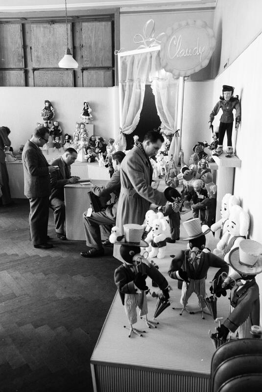 Schweizer Mustermesse: Stand mit Puppen und Stofftieren.