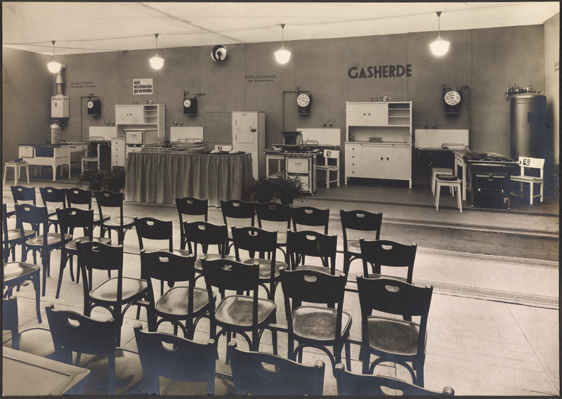 Das Gas- und Wasserwerk stellte eigene Beraterinnen an, um über Gasanwendungen in Haushalt und Gewerbe zu informieren. Die Vorführungen im Schulungsraum waren einerseits wie ein Kochkurs gestaltet, der Instruktionen zur zeitgemässen Haushaltsführung vermittelte, andererseits sollten sie der Förderung des Gasabsatzes dienen.