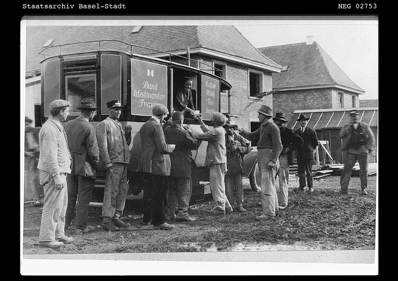Kaffee, Milch, Tee und Suppe umfasste das mobile Verpflegungsangebot, später auch ganze Mahlzeiten. Die Basler Ortsgruppe des ‹Bundes abstinenter Frauen› fuhr mit ihrem Küchenauto zu Arbeitsstätten und Bauplätzen, um eine kostengünstige und ausdrücklich alkoholfreie Arbeitsplatzverpflegung anzubieten.