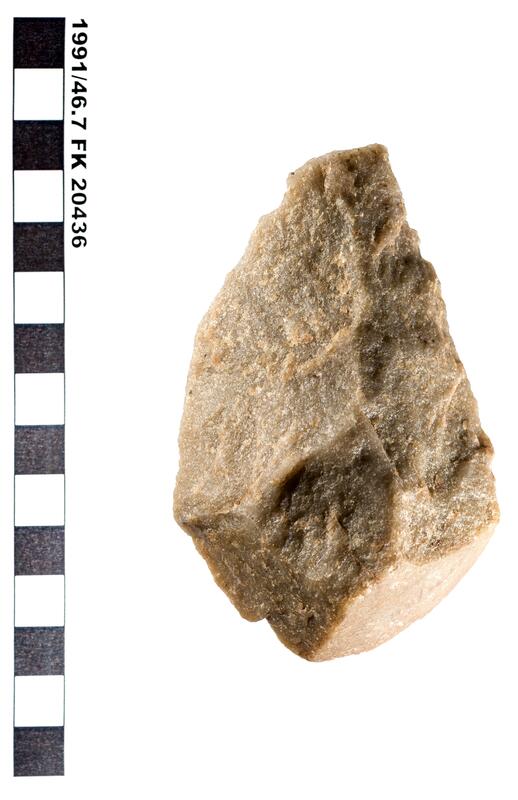 Das spitz zugeschlagene Werkzeug aus einem Quarzitgeröll wurde vom Archäologen Ingmar M.Braun auf einem Feld bei Bettingen gefunden. Neandertaler benutzten derartige Werkzeuge für mannigfaltige Arbeiten wie zum Beispiel das Spalten von Knochen.