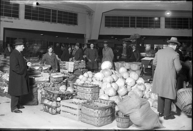 Markthalle, Innenansicht bei Verkaufsbetrieb.