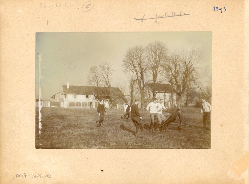1901 musste das Velodrôme schliessen. Als Sportstätte blieb der Landhof jedoch erhalten: Seit seiner Gründung 1893 nutzte der Fussballclub Basel (FCB) das Areal als Trainingsplatz. Die neue Radrennbann umschloss das Fussballfeld, sodass die grosse Rasenfläche im Innern weiterhin für den Fussball, aber auch für andere Sportarten genutzt werden konnte; so fand im August 1898 auf dem Kleinbasler Sportplatz das Eidgenössische Schwing- und Älplerfest statt.